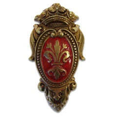 Soporte para Armas de Caza, espadas o dagas Cresta Flor de Lys, acabado en latón dorado antiguo y fondo rojo  de 10 cm 