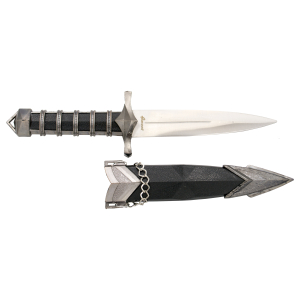 Daga S0509, pomo y guarda de color níquel, empuñadura en color negro con detalles en níquel, tamaño total es de 27.5 cm de hoja en acero. contiene cadena