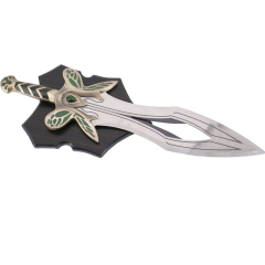 Spada S0517 chiamato Butterfly Sword dal gioco Dota2 il pomo è finito in bronzo con incisioni verdi e due pietre verdi. La dimensione totale è di 71,5 cm di lama in acciaio. 