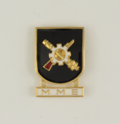 Badge Albainox Pin Distinctive Specialty Mme, Taille 2,6 X 3,7 Cms, 0956464