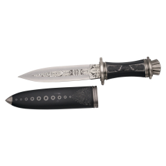 Daga 10407, pomolo e guardia color nickel, manico nero con incisioni di aquile. lunghezza totale 27 cm, foglia d'acciaio con disegni, guaina metallica.