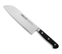 CUCHILLO SANTOKU ÓPERA 180 mm - Cuchillo multiusos utilizado comúnmente en la cocina asiática de hoja ancha y muy afilada.  Tiene tres utilidades: preparación de carne, pescado y verdura.