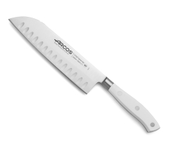Couteau Santoku Arcos Riviera Blanc 233524 de Nitrum Steel, avec Mango de Polyoxyméthylène et lame de 18 cm dans un étui.
