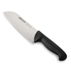 Cuchillo Santoku Arcos Colour - Prof  290625 con alveolos de acero inoxidable Nitrum y mango ergonómico de Polipropileno de color negro  y hoja de 18 cm, funda display