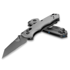 Coltello tattico Benchmade STE-290-BK Immunity con lama in acciaio CPM-M4 (62-64HRC), manico da 15,09 cm in alluminio G10 anodizzato T6 grigio antracite.