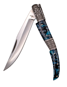 Navaja de carraca de Third Serie Seda Zafiro N55AD, realizadas con tecnología CNC, mango con virolas de acero inoxidable con bajo relieve decorativo basado en navajas clásicas españolas del siglo XIX e inserciones de acrílico azul, hoja de acero 440 acaba