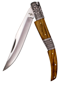 Navaja de carraca de Third Serie Seda Ámbar N55OD, realizadas con tecnología CNC, mango con virolas de acero inoxidable con bajo relieve decorativo basado en navajas clásicas españolas del siglo XIX e inserciones de madera de Olivo, hoja de acero 440 acab