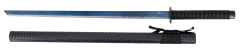 Katana S2031 de 100 cm di lama de acciaio blu rifinito al titanio con dentellatura satinata, fodero de legno rivestito in similpelle nera a imitazione della pelle di coccodrillo de, manico nero incordato. Con supporto.