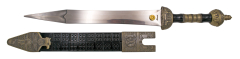 Poignard romain S3327, le pommeau est fini en bronze antique et le manche en plastique noir avec une partie métallique en bronze, la garde est finie en bronze. La taille totale est de 46,5 cm avec la lame en acier.