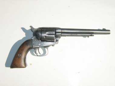 Las armas detonadoras se pueden tener sin restricciones en los espacios privados