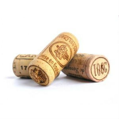 Las bodegas vinícolas siguen utilizando el corcho natural para taponar sus botellas