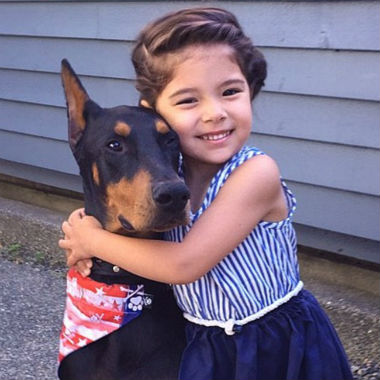 La historia de la pequeña Siena y su doberman da la vuelta al mundo