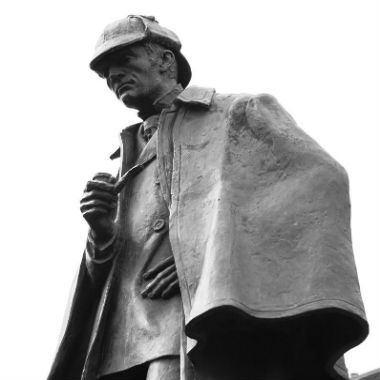 El detective Sherlock Holmes es un afamado personaje de ficción cuya estatua permanece en Edimburgo
