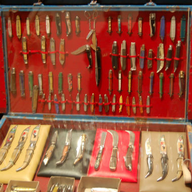 Las navajas se deben mostrar abiertas en las tiendas, exposiciones, colecciones y museos.