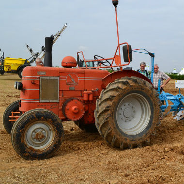 Renovar y remodelar el aspecto del viejo tractor
