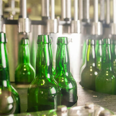 El término embotellar se refiere exclusivamente al llenado de las botellas