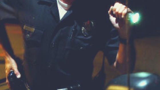 La linterna también tiene un papel importante en el equipamiento de un policía